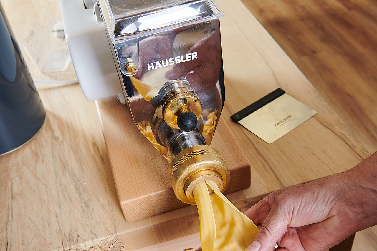 PN 100 Nudelteig wird aus einer Nudelmaschine herausgedrückt - frische Pasta wird mit der PN 100 hergestellt.