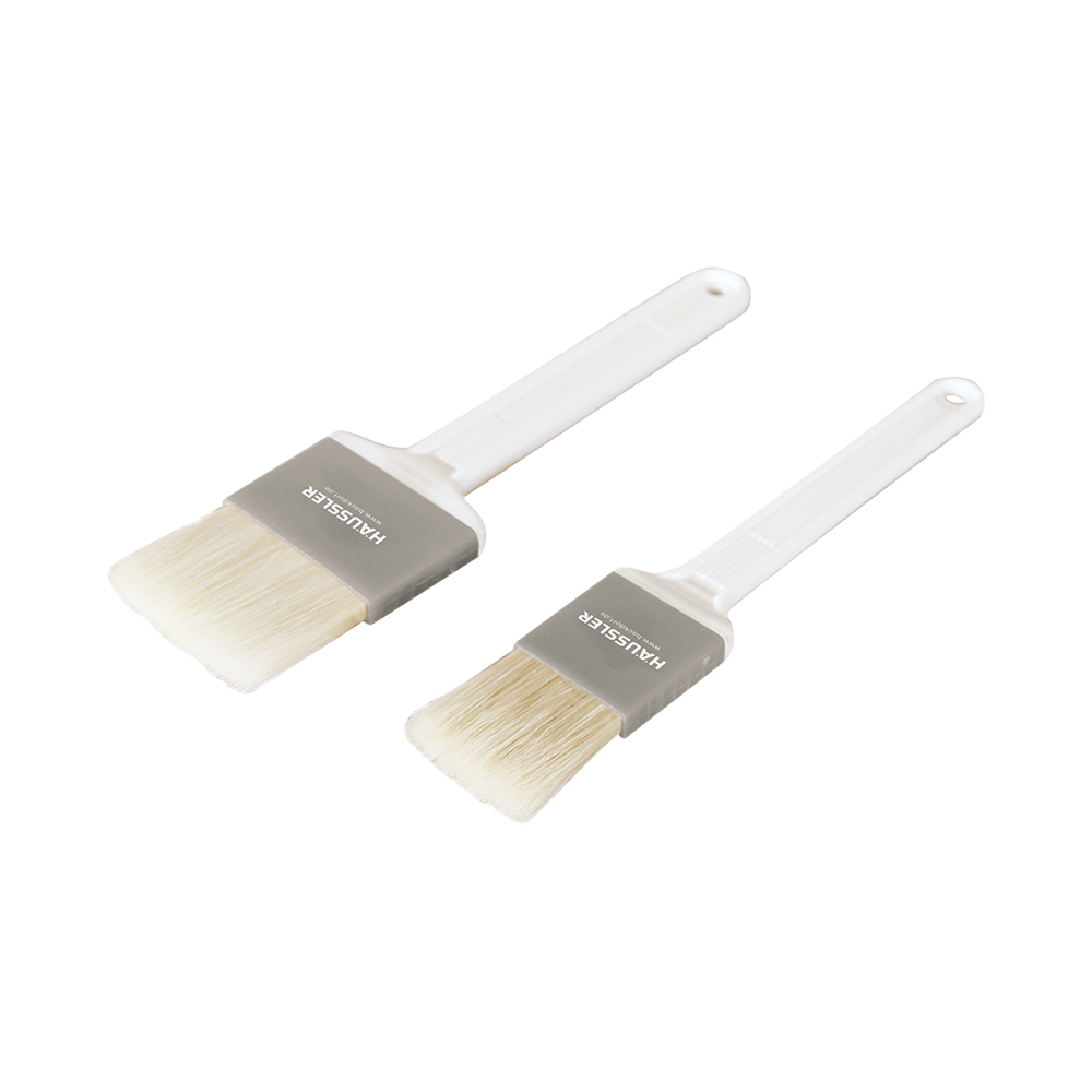 Profibackpinsel mit weißem Griff in zwei verschiedenen Größen nebeneinander ohne Hintergrund.