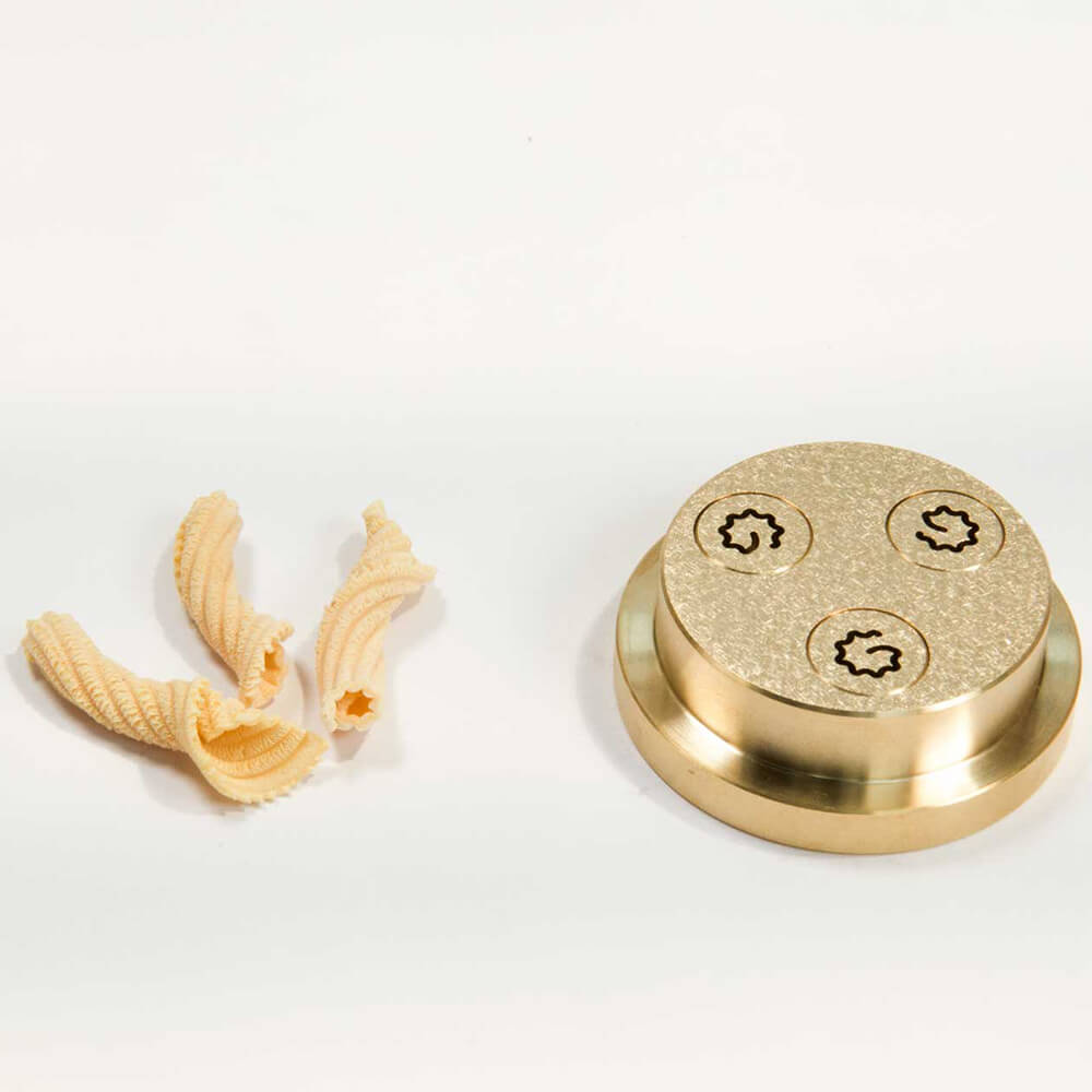 Matrize Nr. 380 - Fiorentini / Trompete Nudelmatrize Nr. 380 für Trompeten-Nudeln neben 3 Trompeten-Nudeln vor einem weißen Hintergrund.