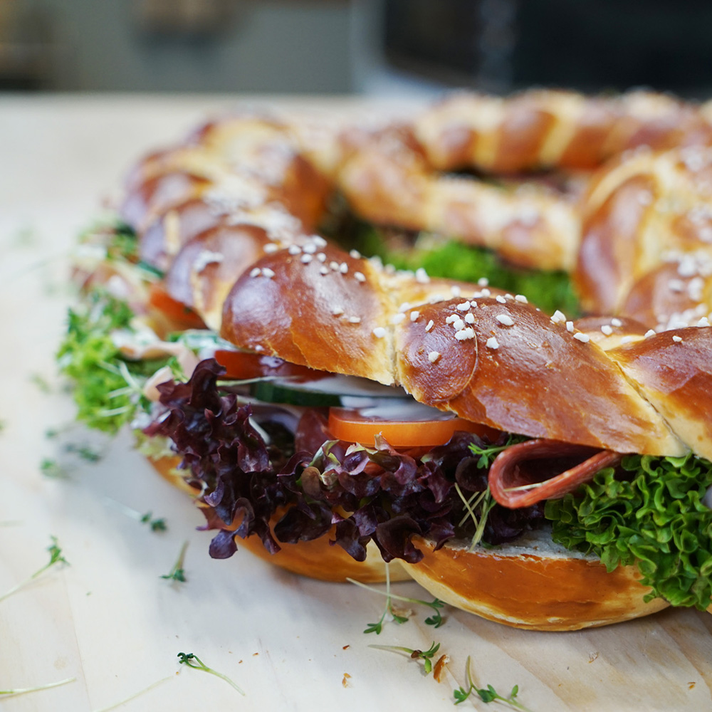 Riesenbrezel mit herzhaftem Belag Riesenbrezel Detail