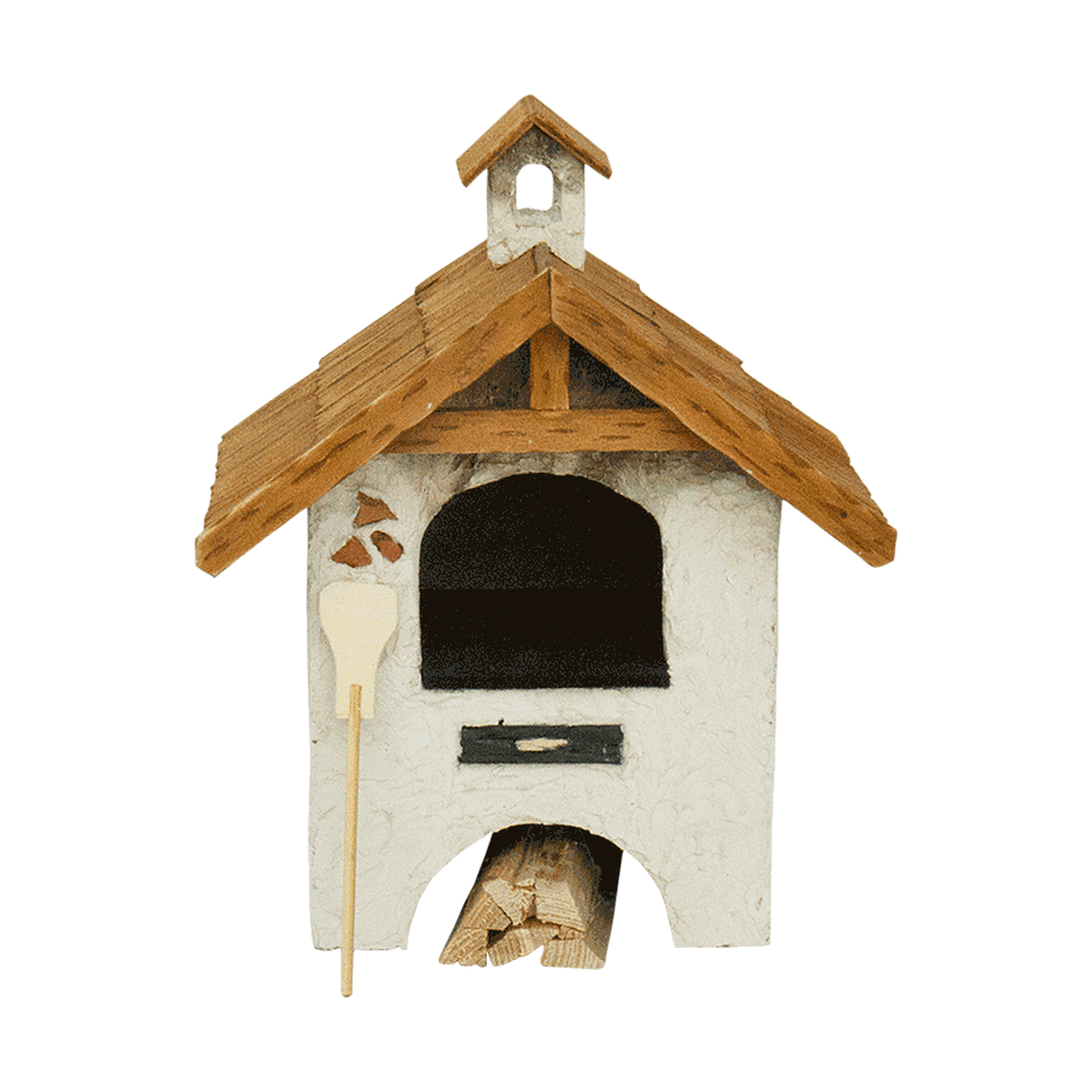Backhäuschen in Miniatur mit Holzscheiten und Backschieber, das Dach ist gedeckt und das Häuschen weiß verputzt