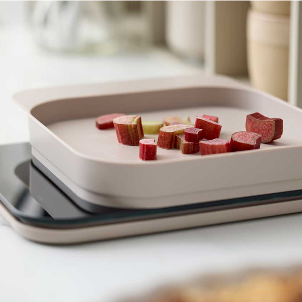 Zutaten werden in der Schale abgewogen