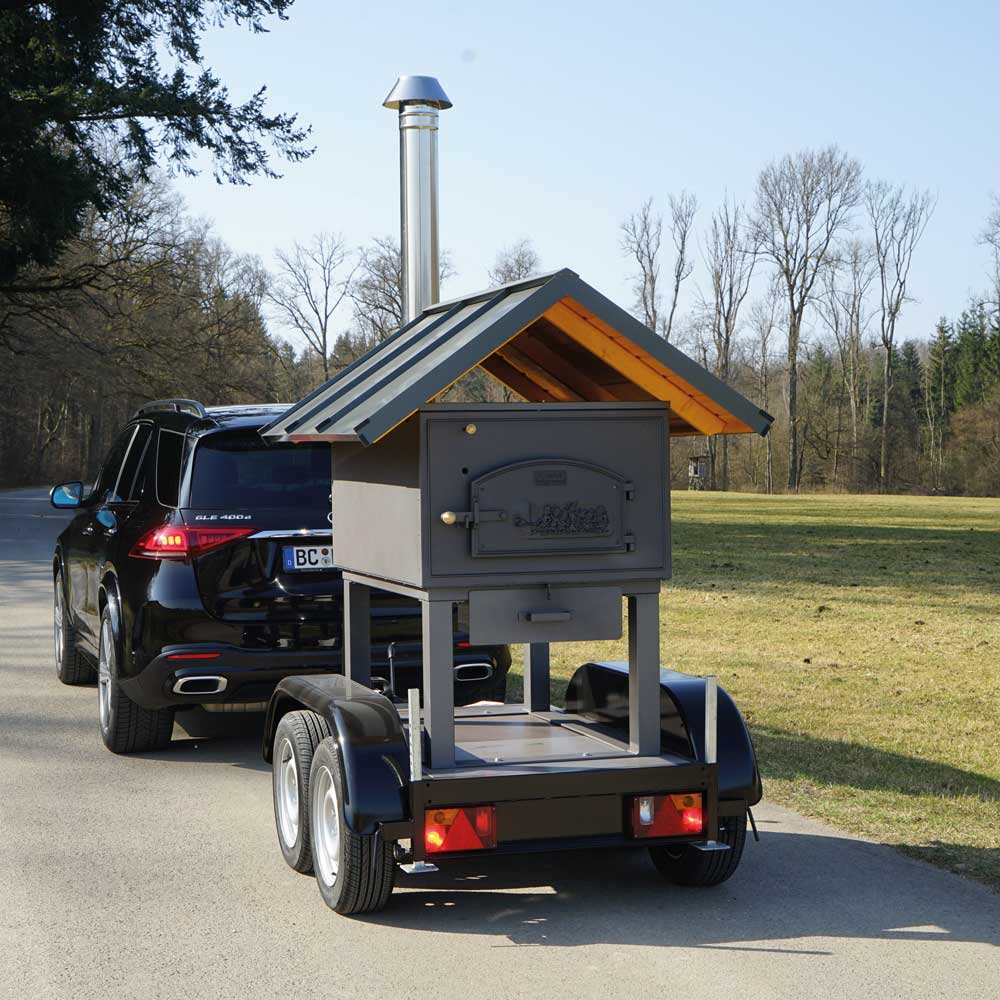 Backmobil, Holzbackofen HABO 6/8 mit Rauchrohrabzug und Dach, auf einem Anhänger montiert