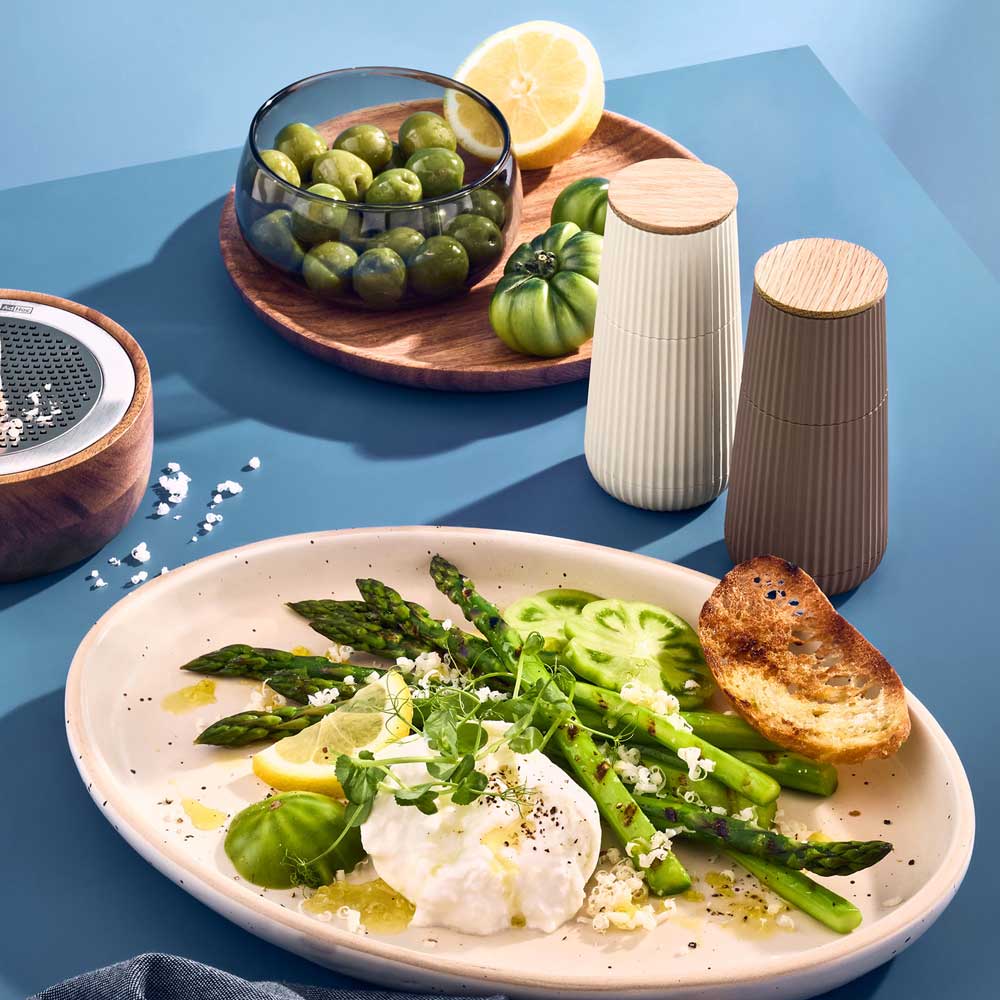 Spargelsalat mit Salz und Pfeffer Mühlen 