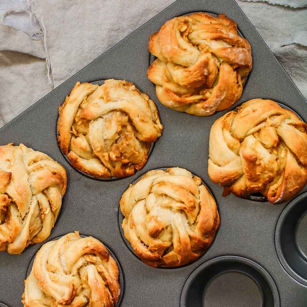 Muffinform mit 12 Mulden frische Muffins in Muffinbackform.