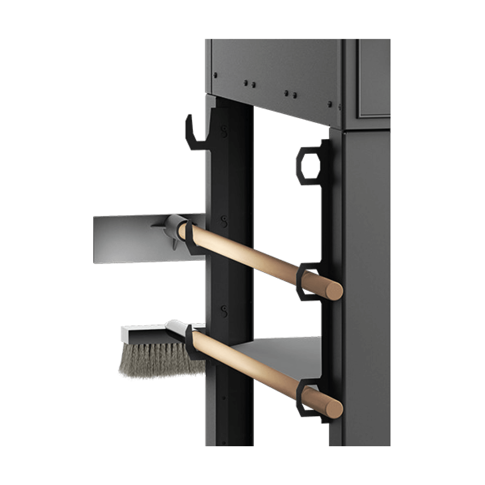 Aschekrücke und Glutschieber die im Gerätehalter am HABOGusto angebracht sind