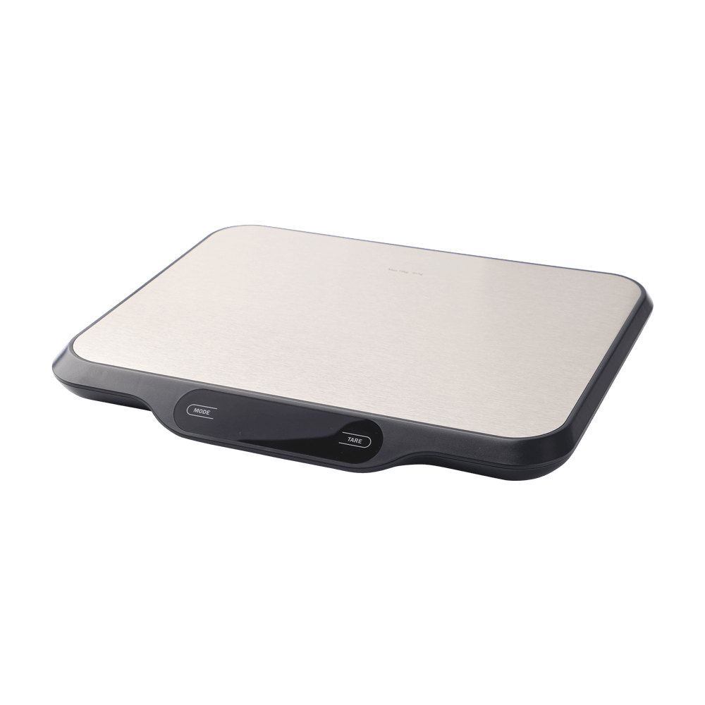 Profi-Küchenwaage bis 15 kg Küchenwaage mit Edelstahl-Oberfläche die ohne Hintergrund abgebildet ist. Darauf steht eine Edelstahl-Schüssel, die gefüllt ist mit Mehl und Ei.