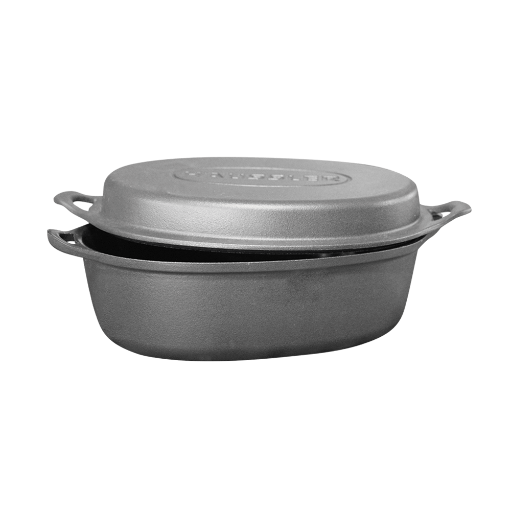 Gussbräter Gussbräter mit zwei Griffen und einem Deckel. Ohne Hintergrund abgebildet.