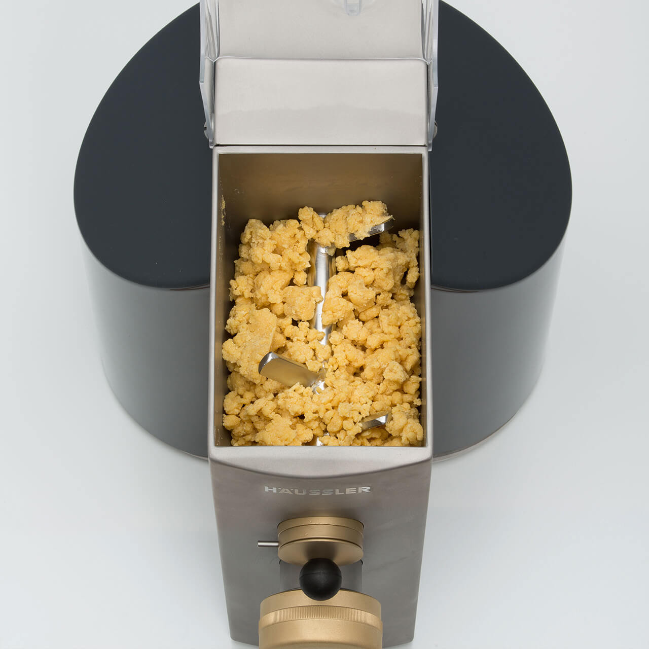 Weitermischen des Nudelteiges Offene Nudelmaschine