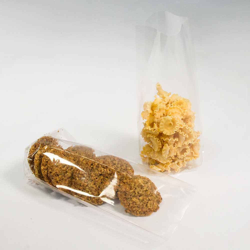 Nudel- und Plätzchenverpackung 11,5 x 19,0 cm Zwei Nudel- und Plätzchenverpackungen aus transparenter Folie gefüllt mit Nudeln und Plätzchen vor einem weißen Hintergrund.