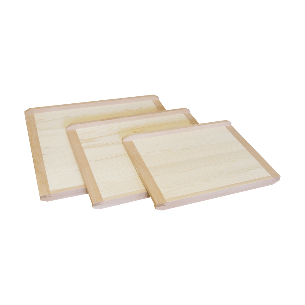 Back- und Nudelbrett Back- und Nudelbrett aus Holz mit einem Anschlag in drei verschiedenen Größen ohne Hintergrund.