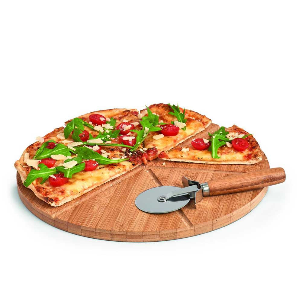 Pizza-Set Bambus / 2-teilig Pizza Brett mit Einkerbungen zum gleichmäßigen aufschneiden der Pizzen. Eine aufgeschnittene Pizza mit Tomaten und Rucola und ein Pizzaroller liegen auf dem Bambus-Pizzabrett. Ohne Hintergrund hinterlegt