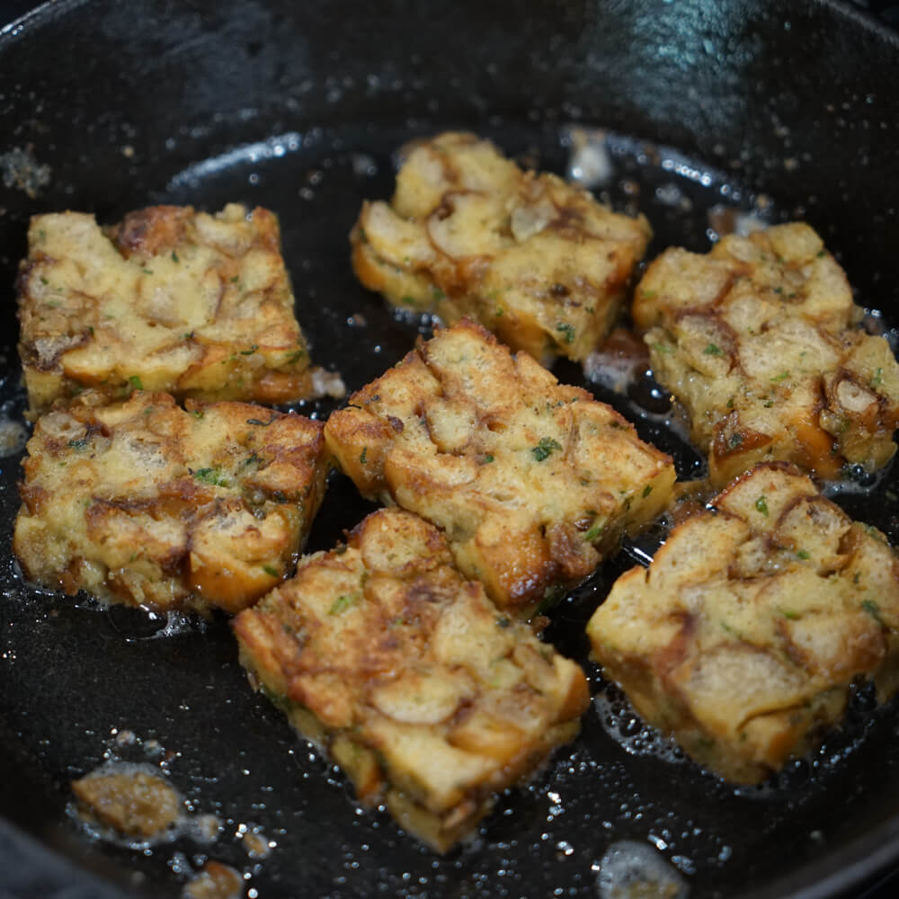 Rezept für Brezelknödel selbstgemachte Brezelknödel in einer Bratpfanne serviert