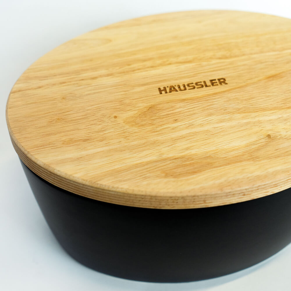 Brot und Gebäck noch länger frisch aufbewahren Schwarzer Brottopf mit Holz Deckel graviert mit Häussler