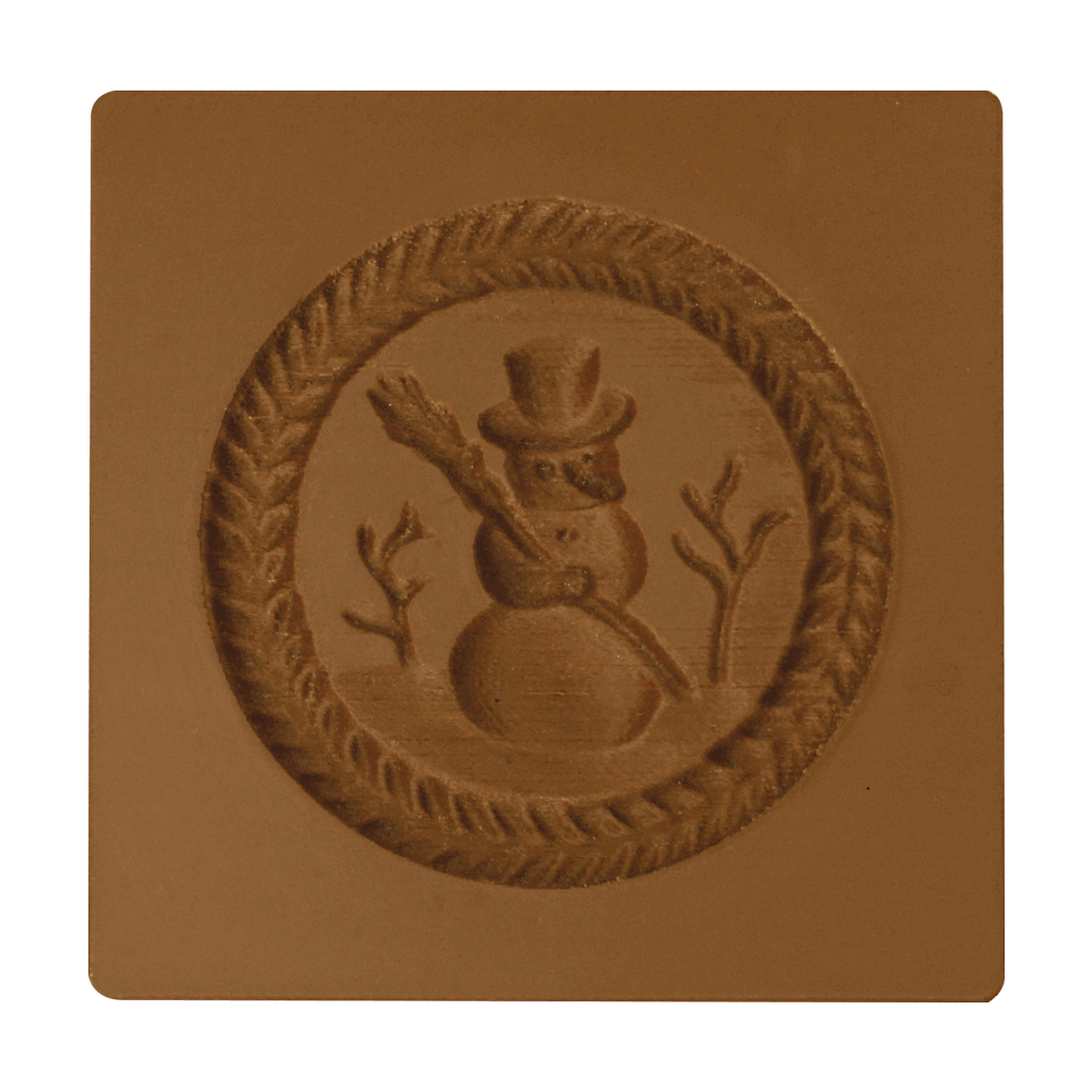 Springerle-Model Schneemann Braunes rechteckiges Springerle-Model mit einem Schneemann mit Hut und Besen als Motiv. Ohne Hintergrund abgebildet.