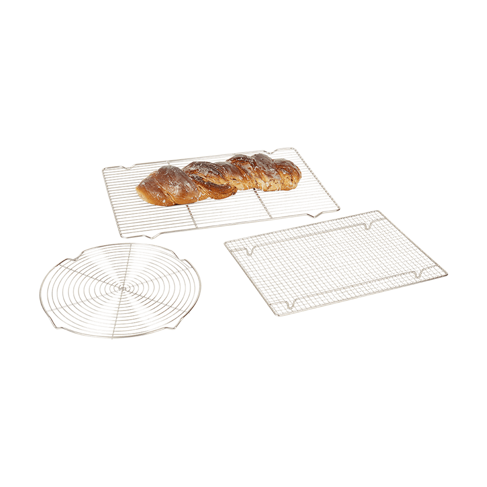 Kuchengitter rund und rechteckig Kuchengitter in drei verschiedenen Formen ohne Hintergrund. Auf einem Gitter liegt ein frisch gebackener Nusszopf.