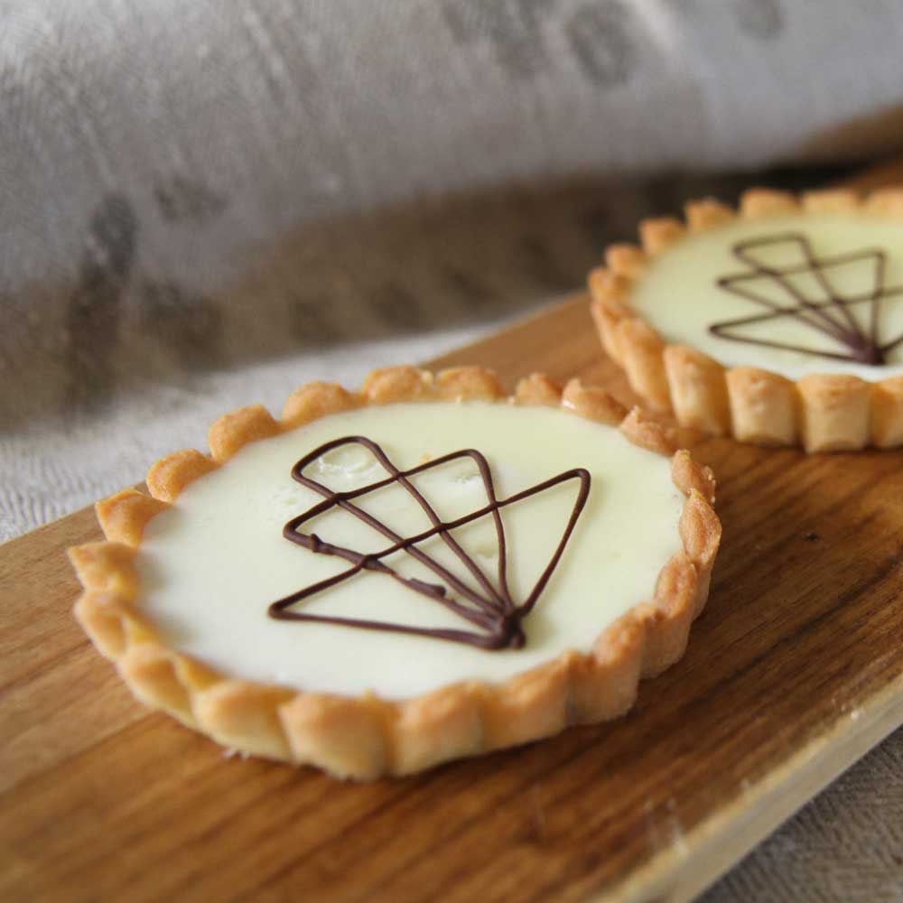 Tarte mit Füllung und Verzierung aus Schokolade