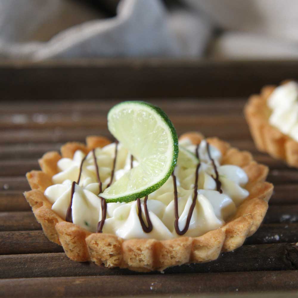 Tarte mit Cremefüllung und Limettendekoration