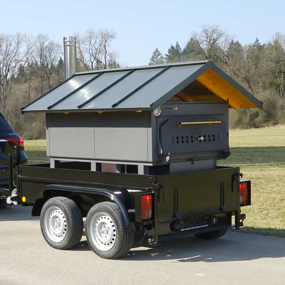 Backmobil, Holzbackofen HABO 15 mit Rauchrohrabzug und Dach auf einem Anhänger montiert
