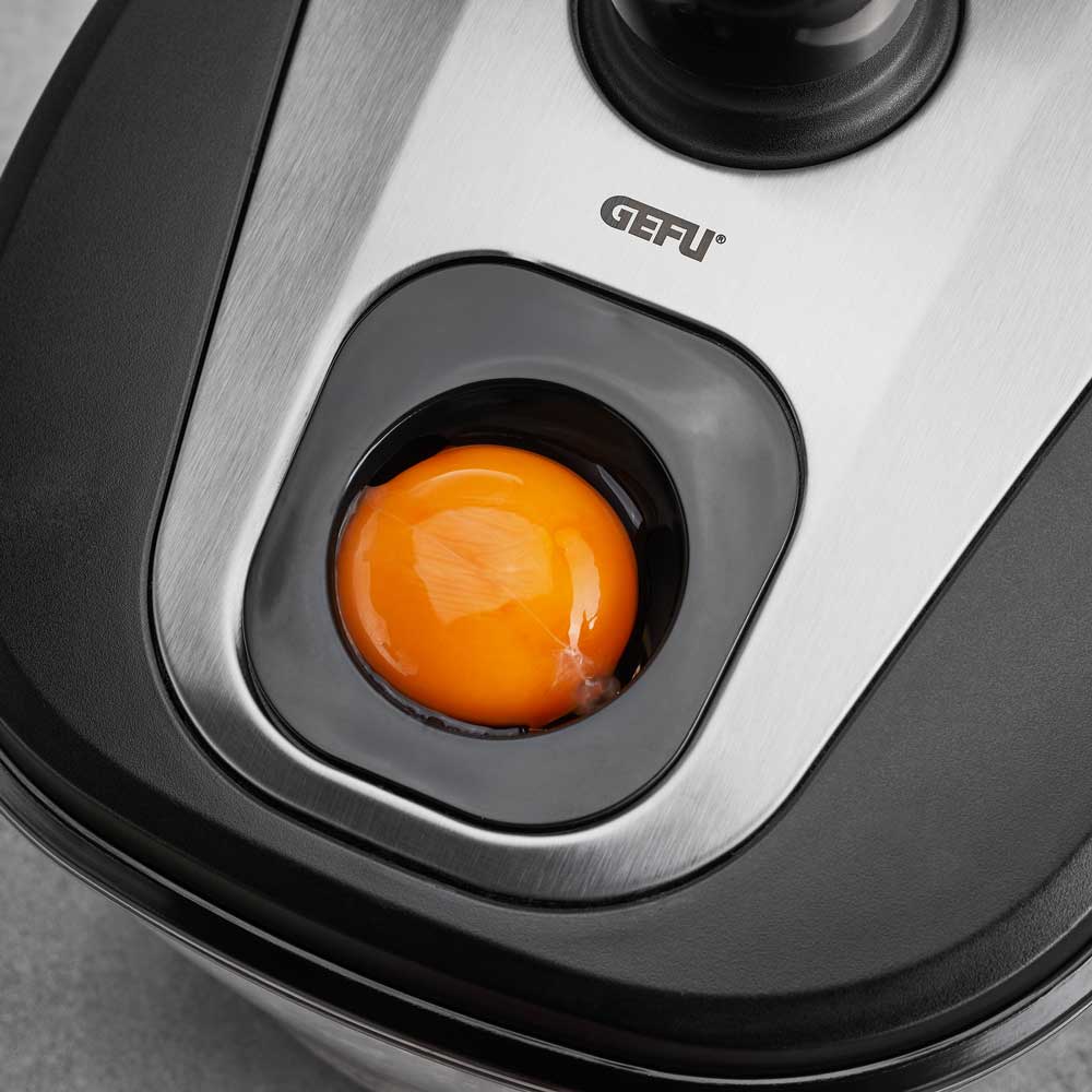 Multizerkleinerer SPINO Eitrenn-Einsatz des Multizerkleinerer mit Eigelb darin.