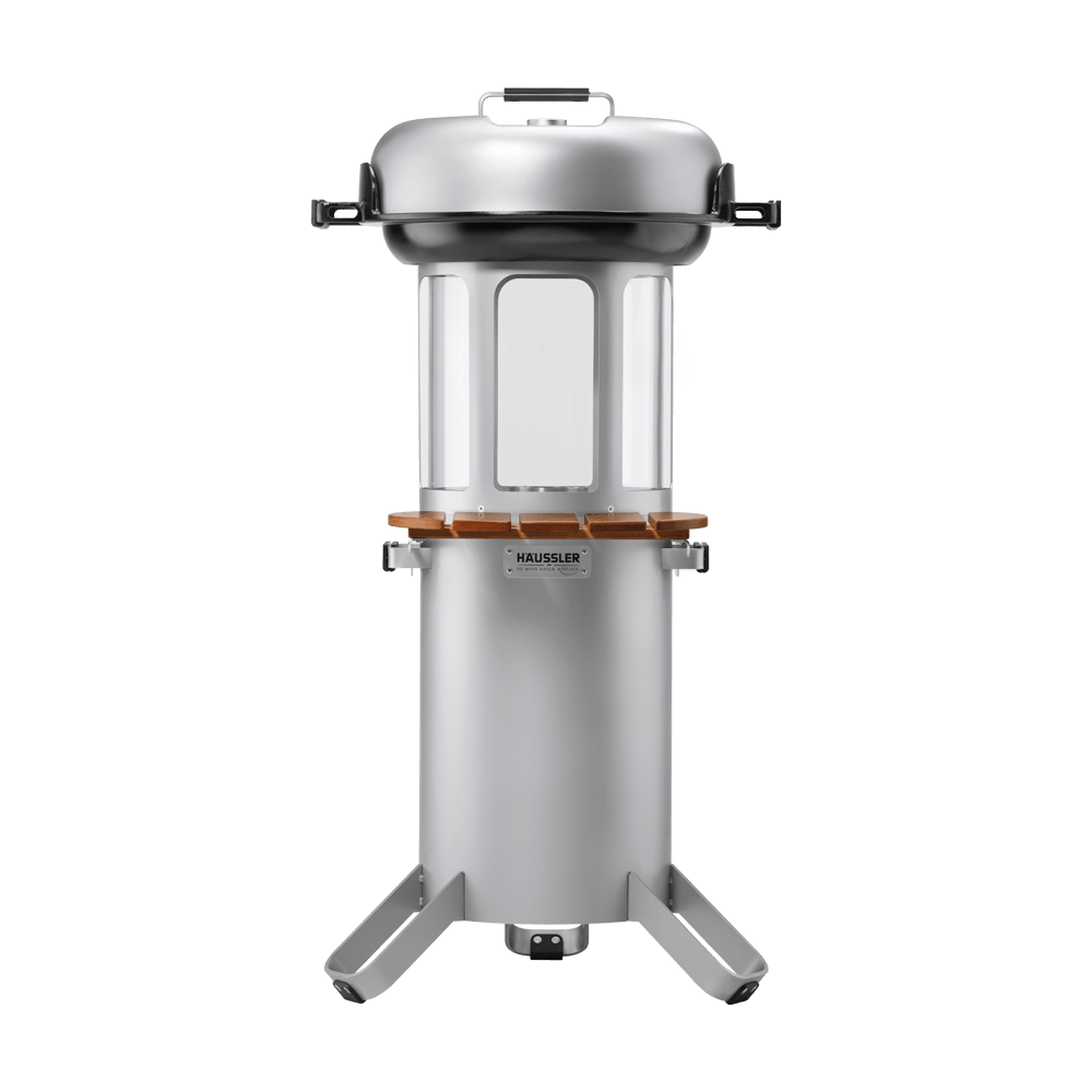 Ablagetisch für Pelletgrill Ablagetisch aus Holz an Pelletgrill seitlich angebracht ohne Hintergrund.