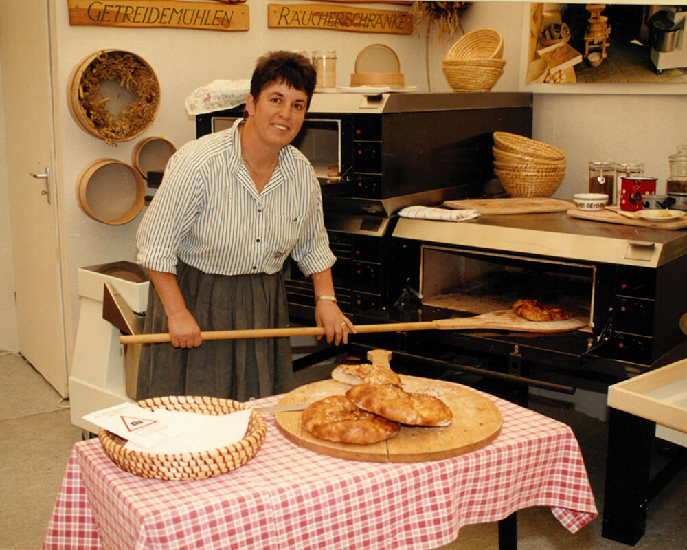 Adelinde beim Backen auf Messe