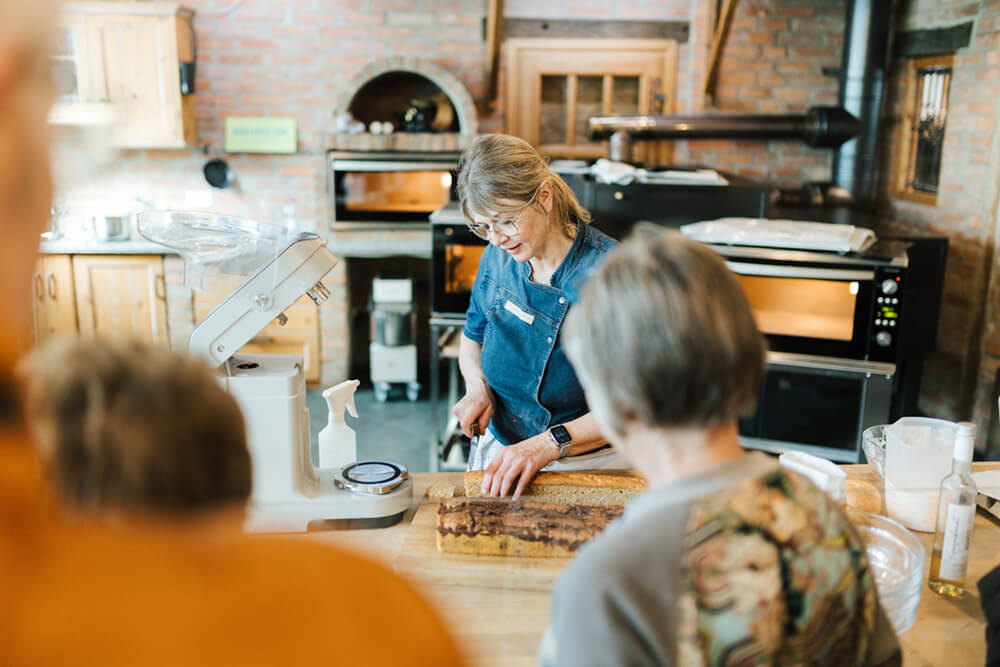 Bäckermeisterin backt Kuchen 