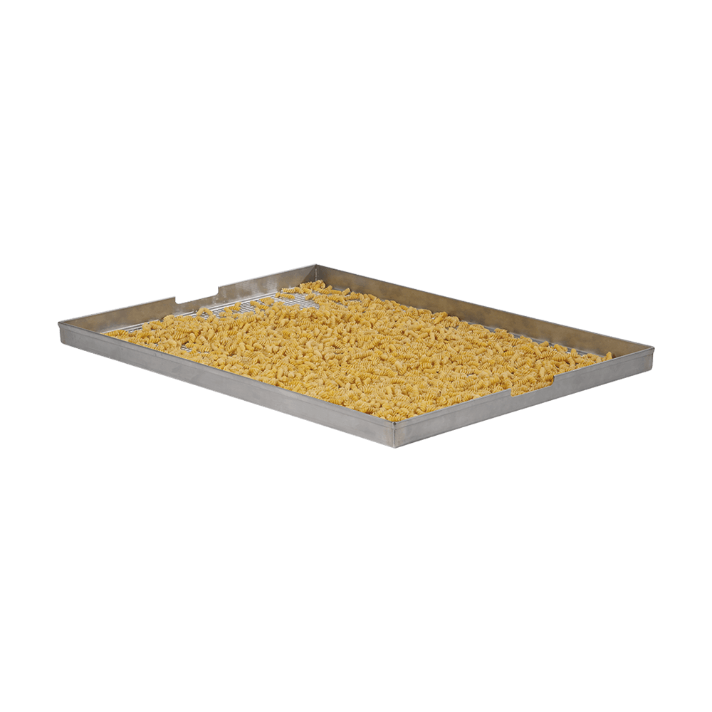 Trocknen Sie Ihre frischen Nudeln auf unseren speziellen Nudelhorden Nudelhorde aus Edelstehl mit Nudeln, ohne Hintergrund