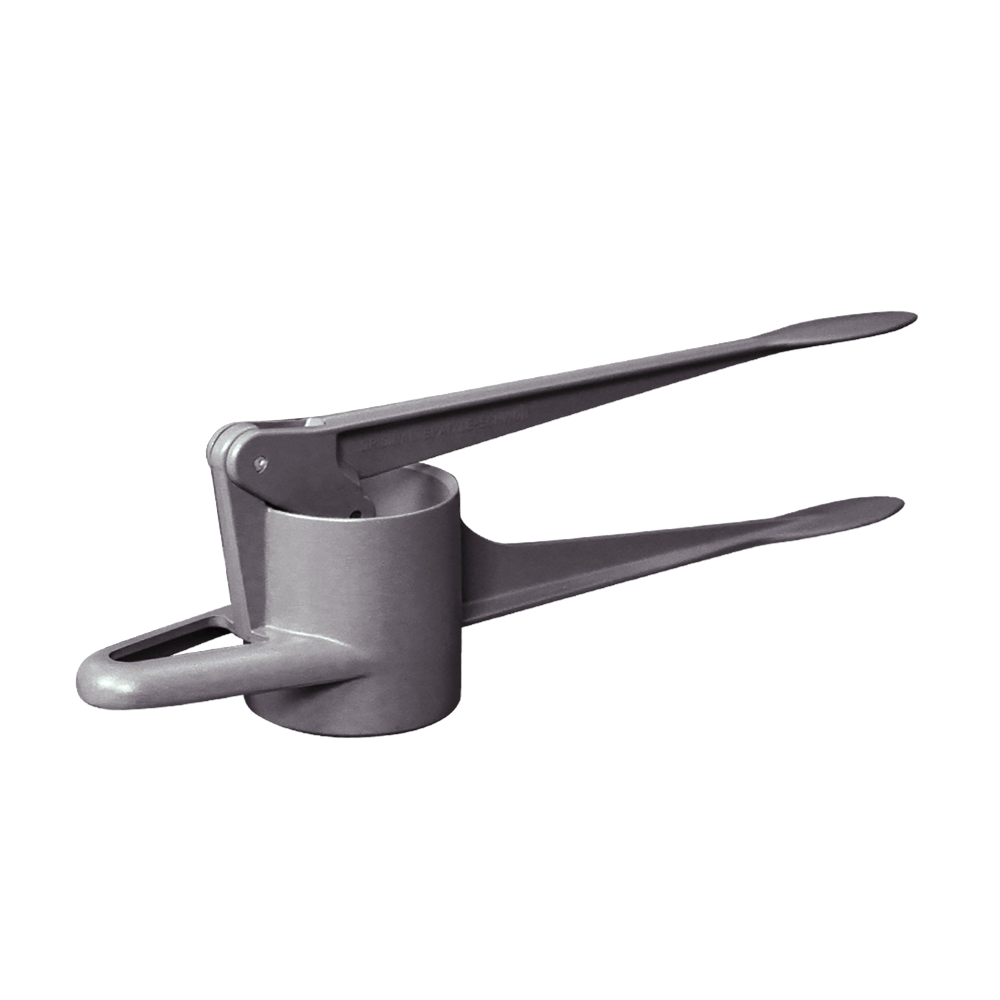 Spätzlepresse - Spätzle wie handgeschabt Eine Spätzlepresse mit zwei langen Griffen, welche zusammengedrückt werden um die Spätzle zu pressen.