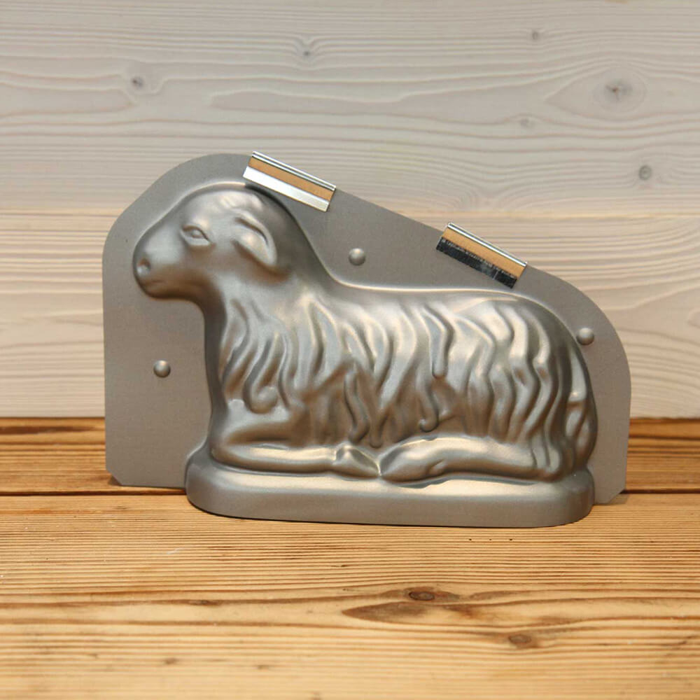 Die Lammbackform mit dem Osterlamm, dass gerade aus schaut, steh auf einem braunen Tisch