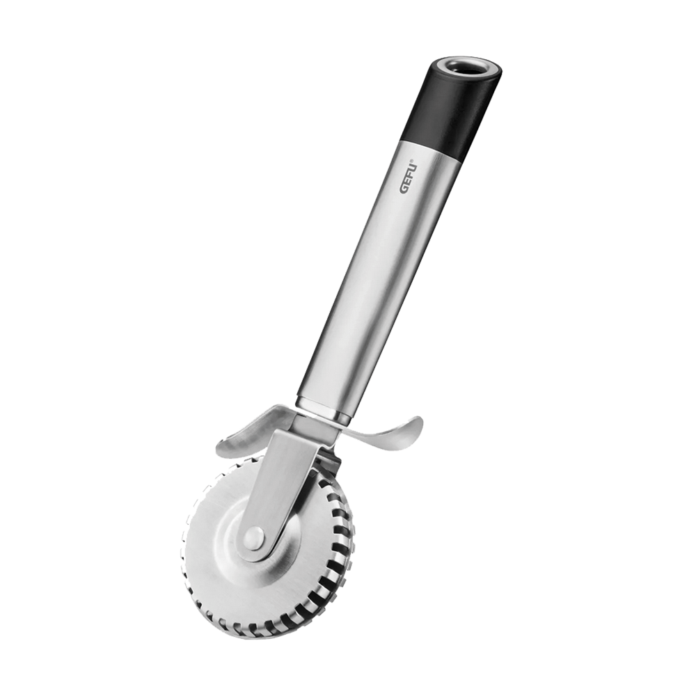 Das Bild zeigt ein Ravioli- und Teigrad mit einem gezackten Schneidrad. Das Rad schneidet Teig präzise, verschließt Ravioli oder Maultaschen und verleiht den Rändern ein dekoratives Muster.