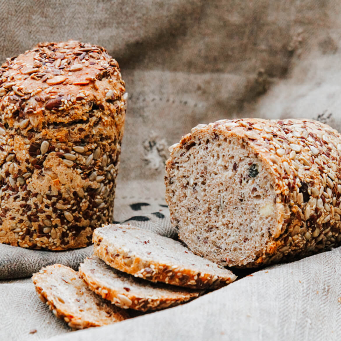 Zwei Pollerbrote Einkornvollkornbrot aufgeschnitten 
