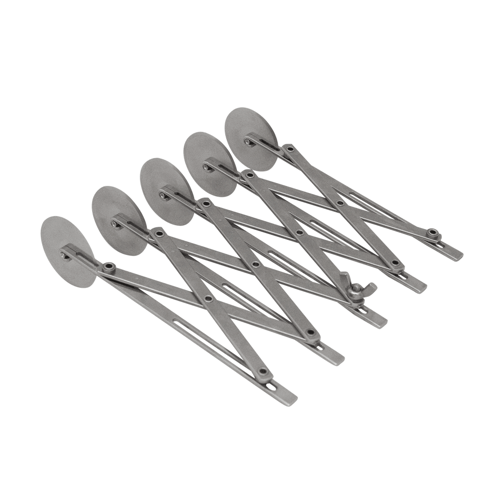 Auf dem Bild befindet sich ein Teigschneider aus Edelstahl. Der Teigschneider besteht aus fünf Teigrädchen deren Abstand sich individuell anpassen lässt. Ohne Hintergrund abgebildet.