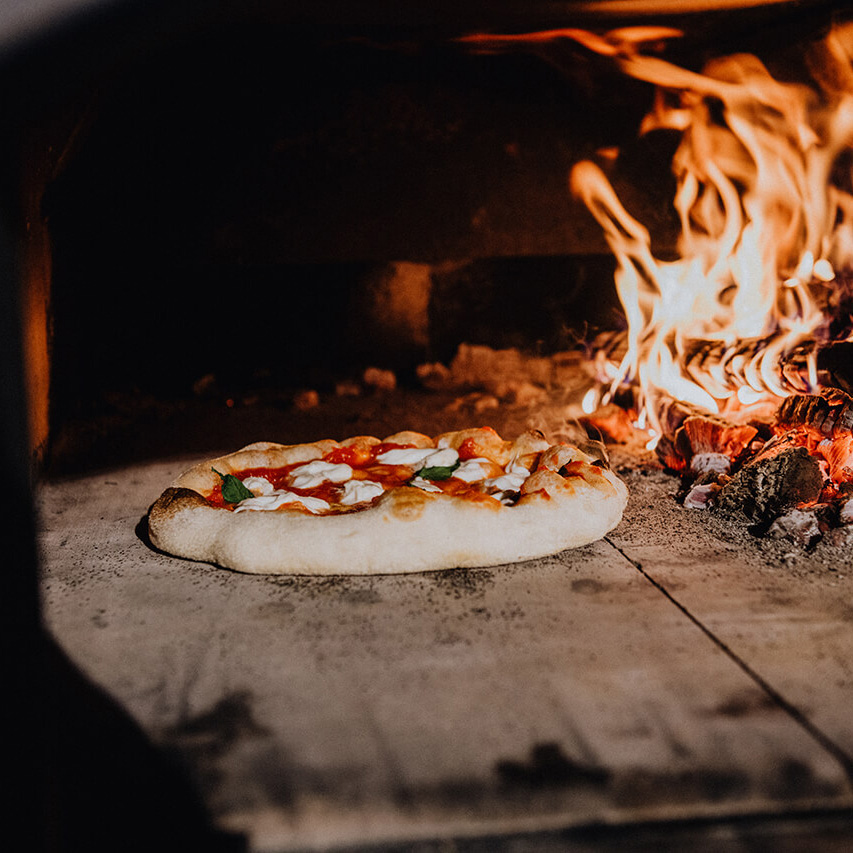 Pizza im Holzbackofen Pizza im Holzbackofen