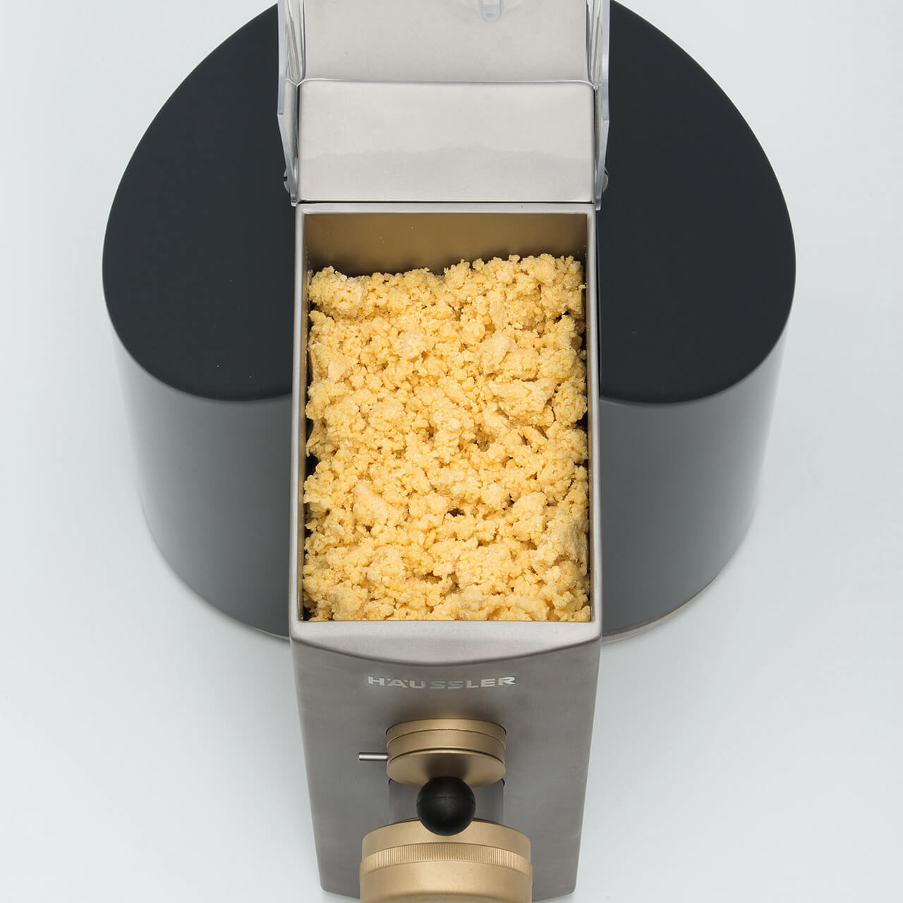 Mischen des Nudelteigs Offene Nudelmaschine die mischt