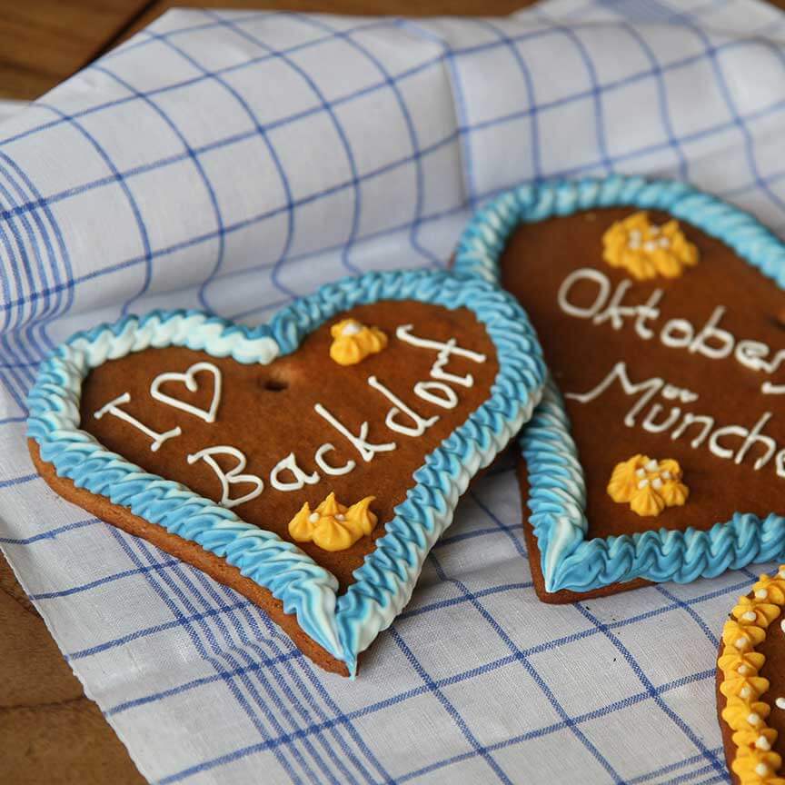 Lebkuchenherzen für Oktoberfest mit bunter Zuckergussverzierung