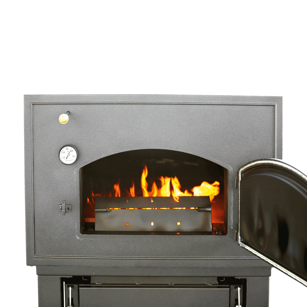 Holzbackofen 4/6 mit Pelletbefeuerung. Zu sehen ist das Feuer im Backraum bei offener Ofentür.