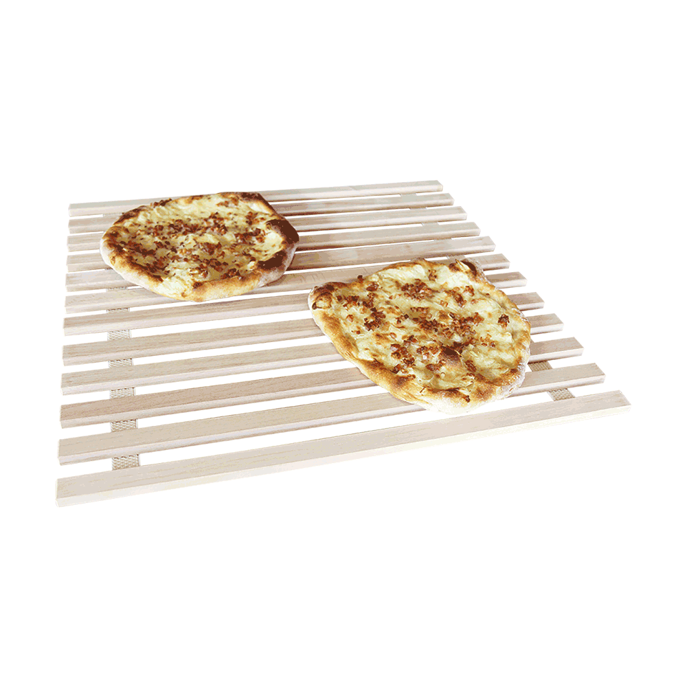 Rollrost Auf dem Bild befindet sich ein Rollrost. Auf diesem liegen zwei Dinnete mit Zwiebel und Speck belegt. Alles ist ohne Hintergrund abgebildet.