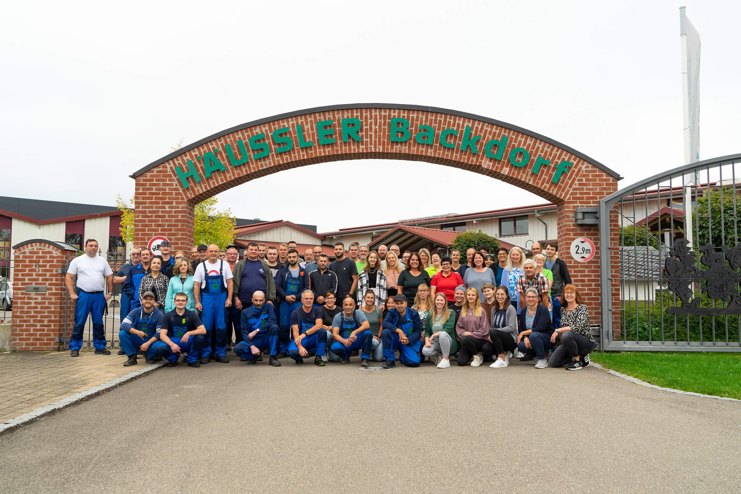 Mitarbeiter vor dem Häussler Tor
