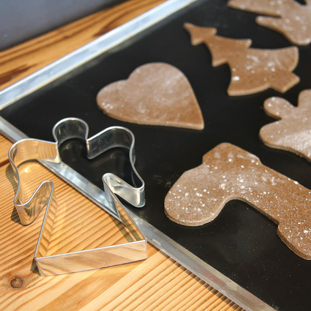 Ausstecher Engel auf einem Backblech mit verschiedenen Plätzchen