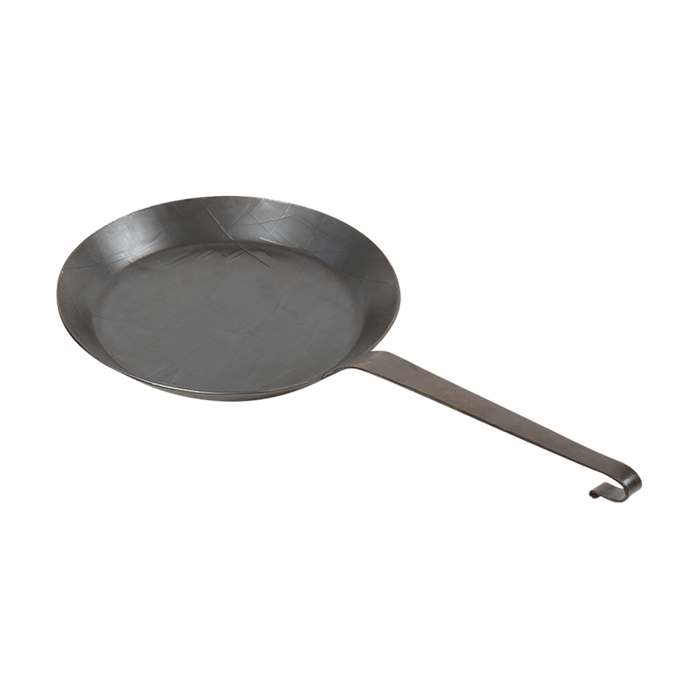 Brat- und Servierpfanne Ø 31,5 cm Brat- und Servierpfanne mit Hakenstiel im Durchmesser 31,5 cm aus Schmiedeeisen ohne Hintergrund.