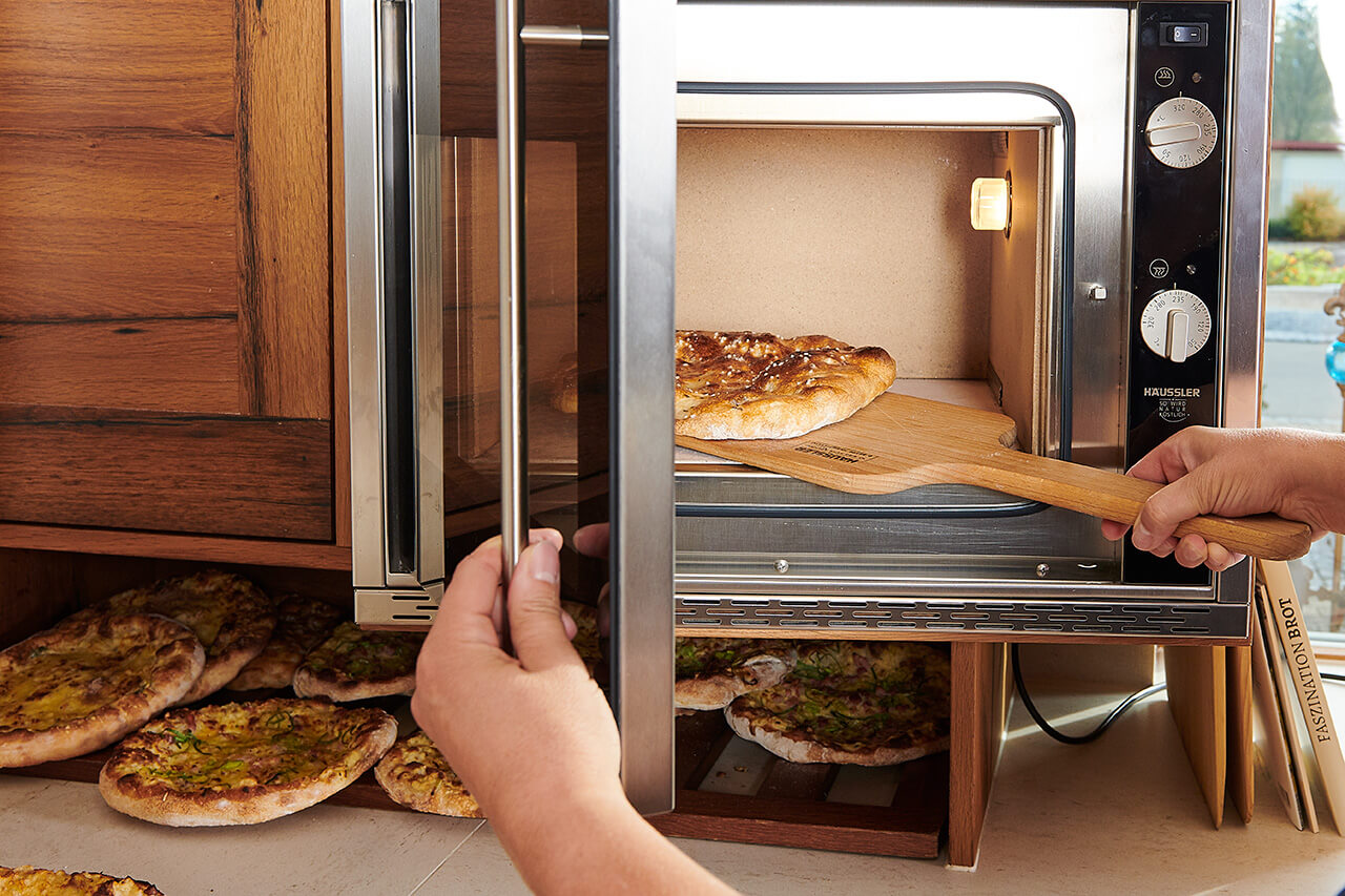 Frische Dinnete Frische Dinnete werden in einem Elektro-Steinbackofen gebacken.