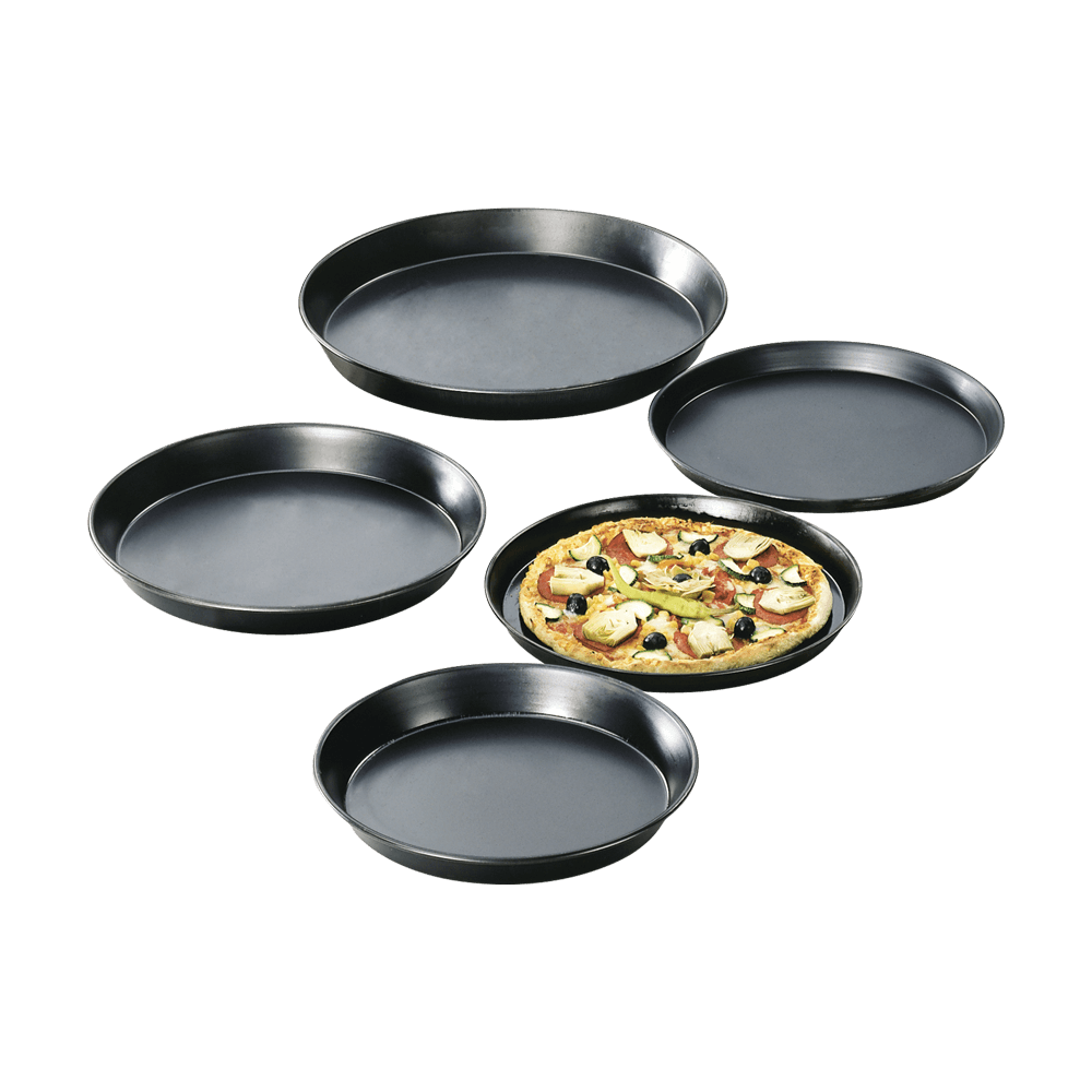 5 Blauglanzrundformen in unterschiedlichen Größen und in einer Rundform liegt eine Pizza die mit Pilze, Peperoni und Salami belegt ist. Ohne Hintergrund abgebildet