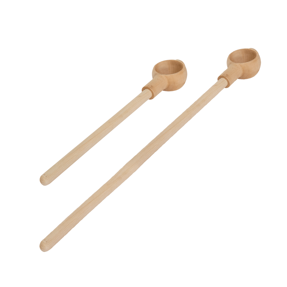 2 Knauzenschießer aus Holz mit 2 unterschiedlichen Stiellängen ohne Hintergrund abgebildet