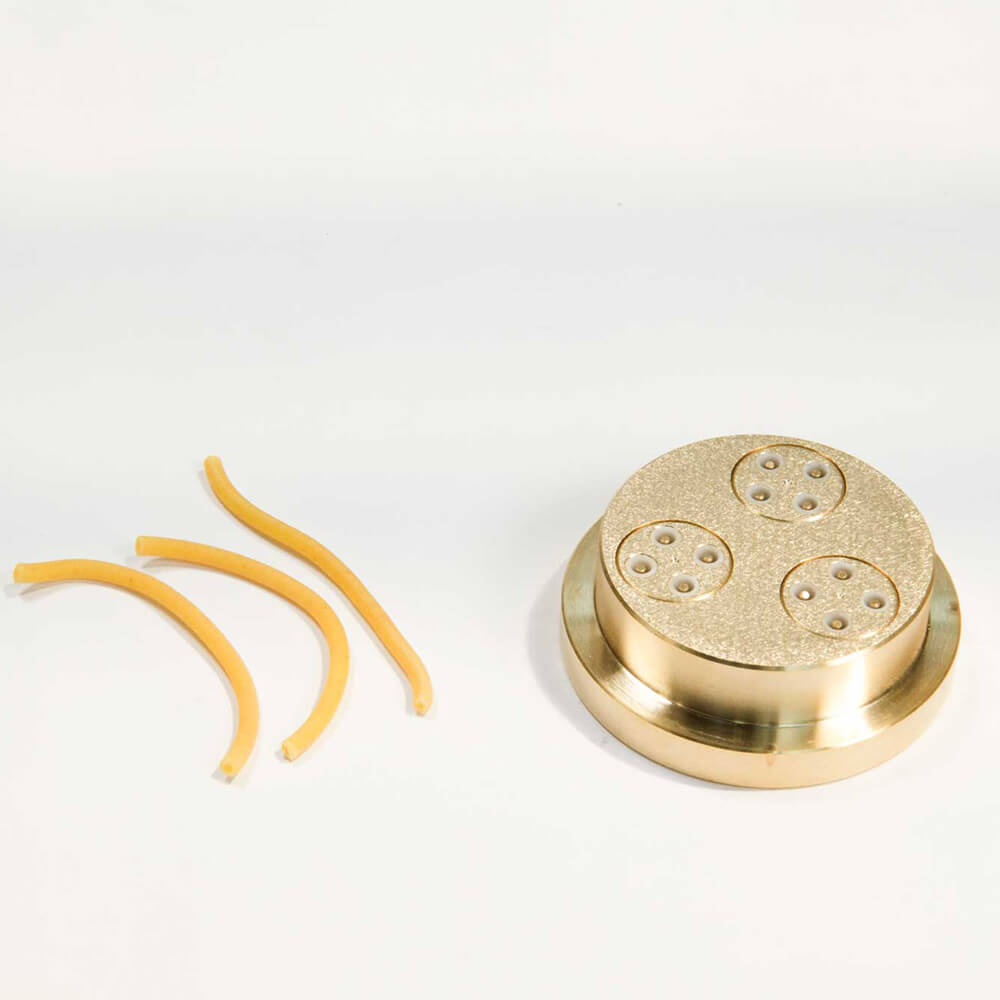 Matrize Nr. 27 - Bucatini Nudelmatrize Nr. 27 für Bucatini-Nudeln neben drei Bucatini-Nudeln vor einem weißen Hintergrund.