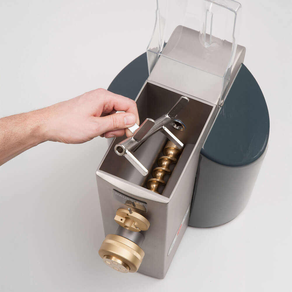 Nudelmaschine aus Edelstahl. Die Mischwelle wird gerade herausgenommen