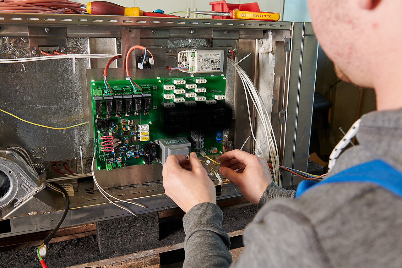 Bau eines Elektro-Steinbackofens In Handarbeit wird eine Elektro-Steinbackofen zusammengebaut.