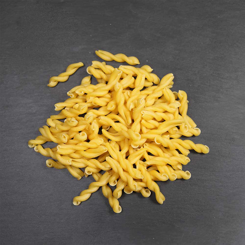 Hartweizengrieß zur Nudel verarbeitet Nudeln aus Hartweizengrieß auf dunklem Hintergrund