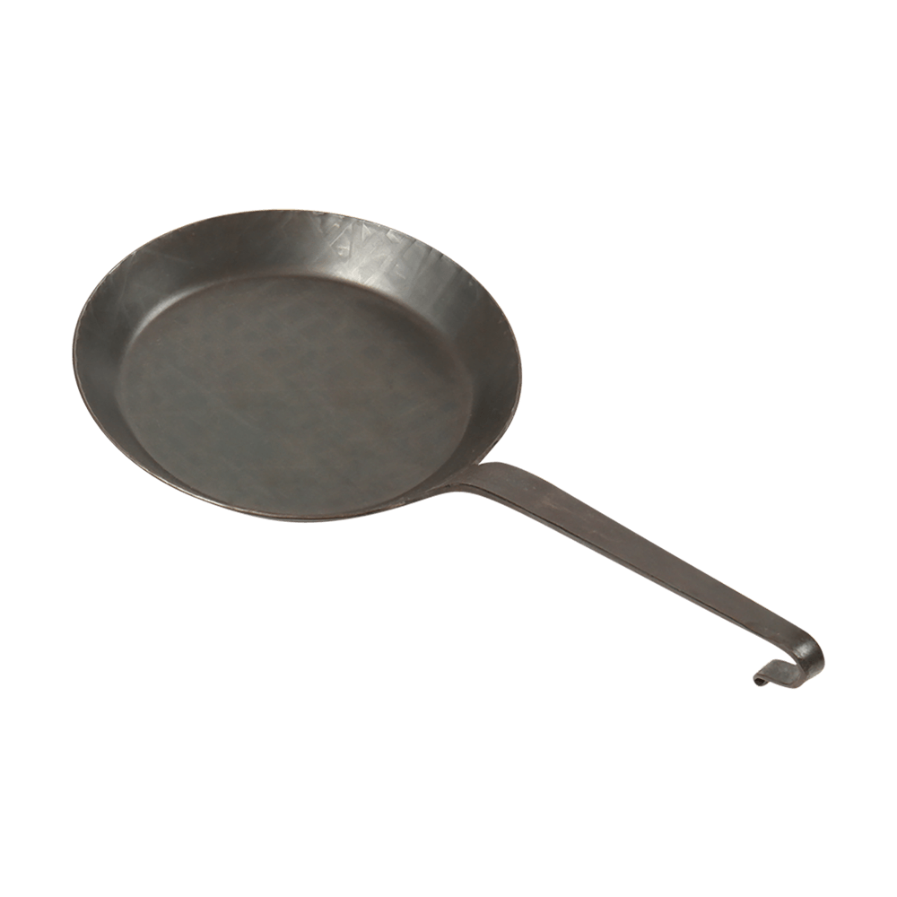 Brat- und Servierpfanne mit Hakenstiel im Durchmesser 28 cm aus Schmiedeeisen ohne Hintergrund.