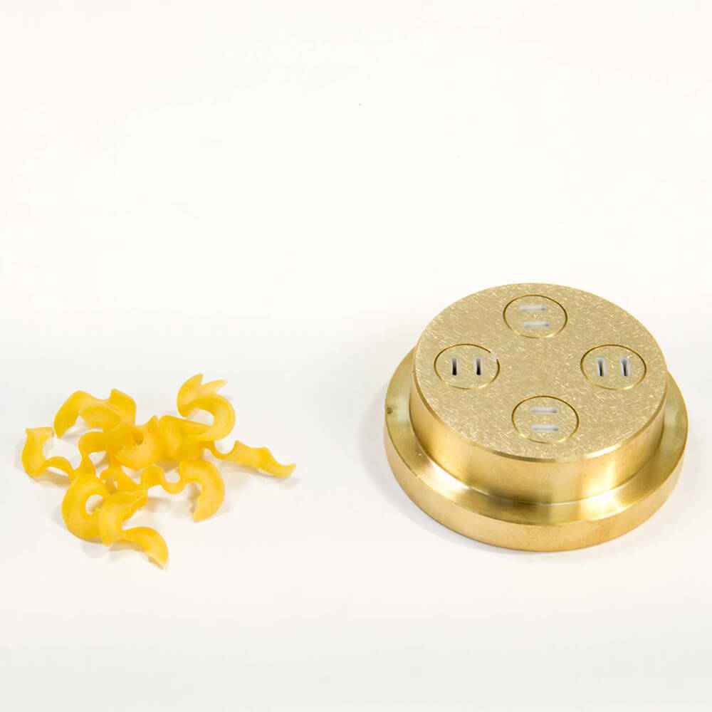 Matrize Nr. 422c - Wellenspätzle Nudelmatrize Nr. 422c für Wellenspätzle neben einigen Wellenspätzle vor einem weißen Hintergrund.